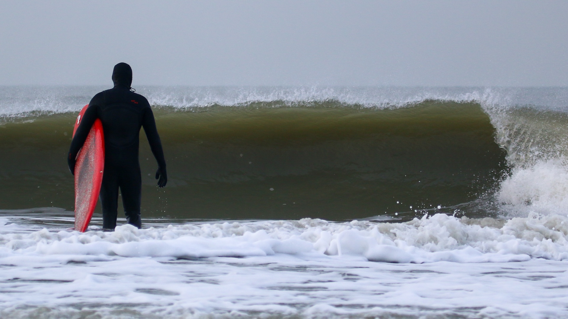 Surfer op een golf in Nederland