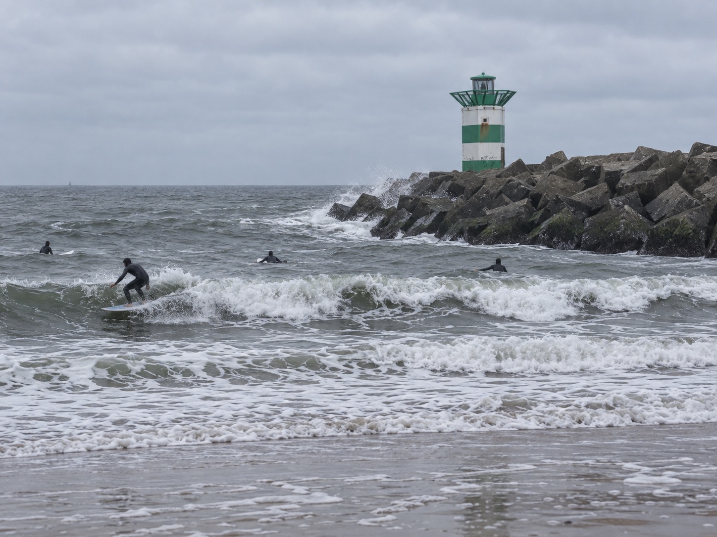 Surfers bij het zuidelijke havenhoofd van Scheveningen